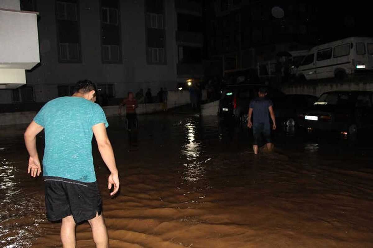Trabzon\'da Şiddetli Yağış Sele Neden Oldu