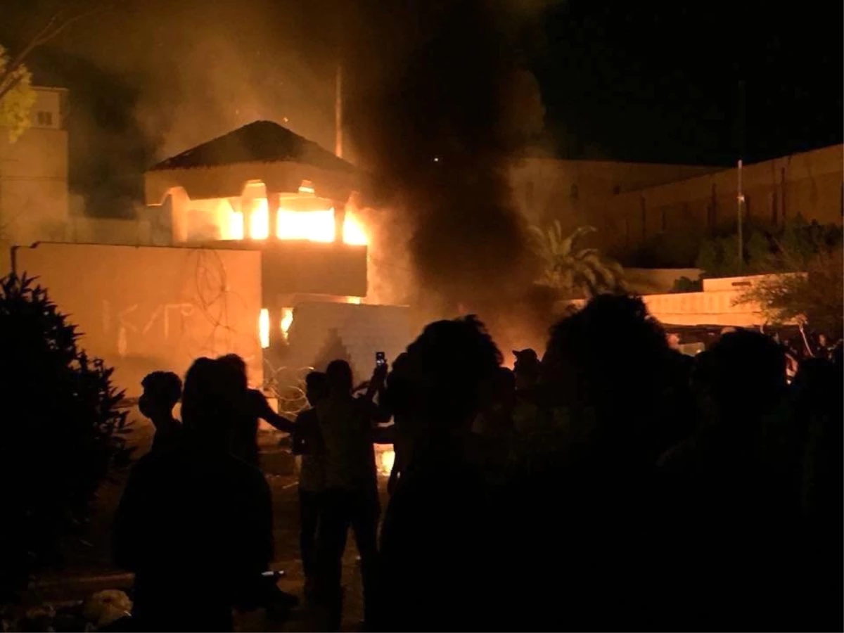 Basra\'da Protestolar Artıyor, Valilik Bahçesi Ateşe Verildi