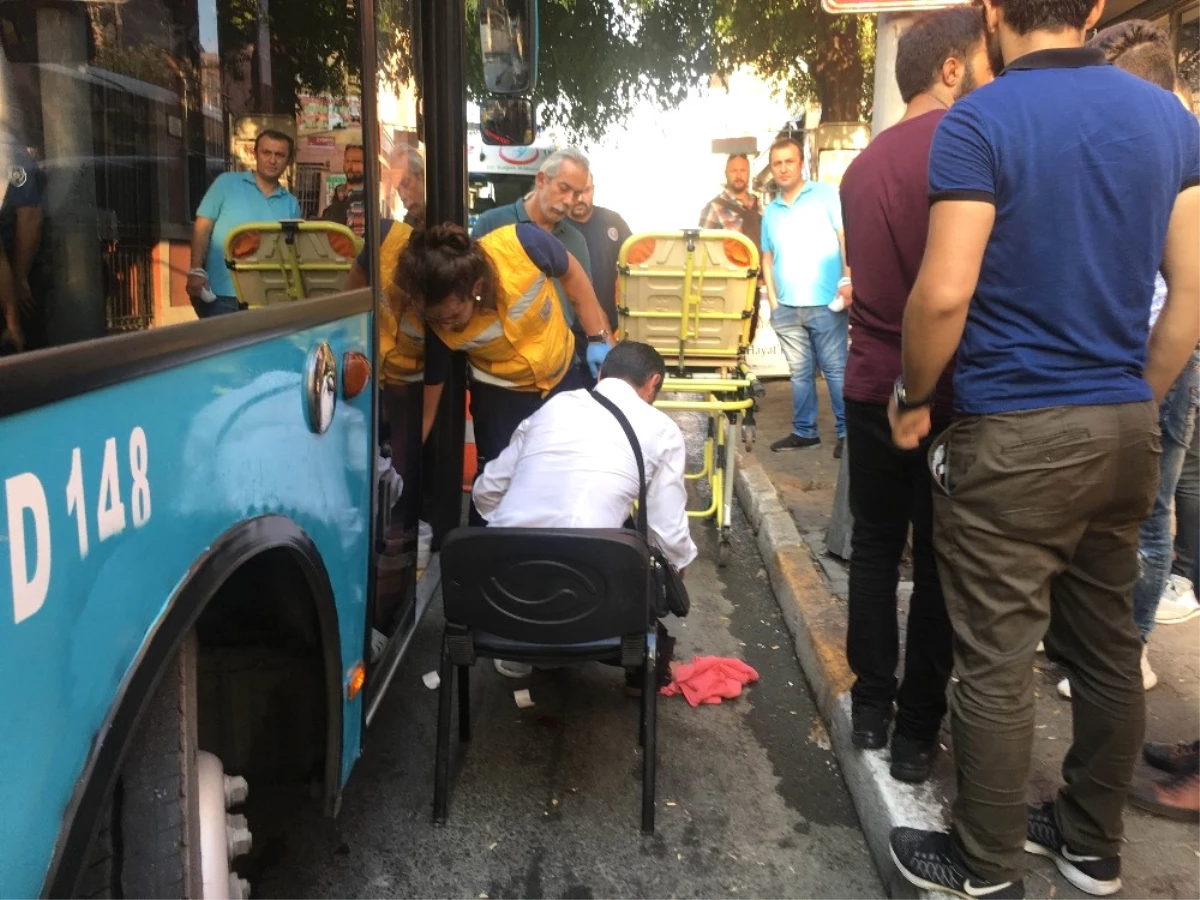 Beyoğlu Tarlabaşı\'nda Özel Halk Otobüsü Şoförüne Bıçaklı Saldırı