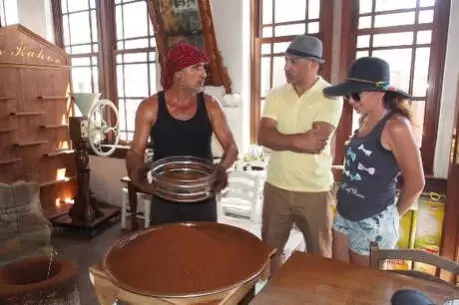 Bu Kahve 20 Kiloluk Tokmakla Günde 10 Bin Kez Dövülerek Hazırlanıyor