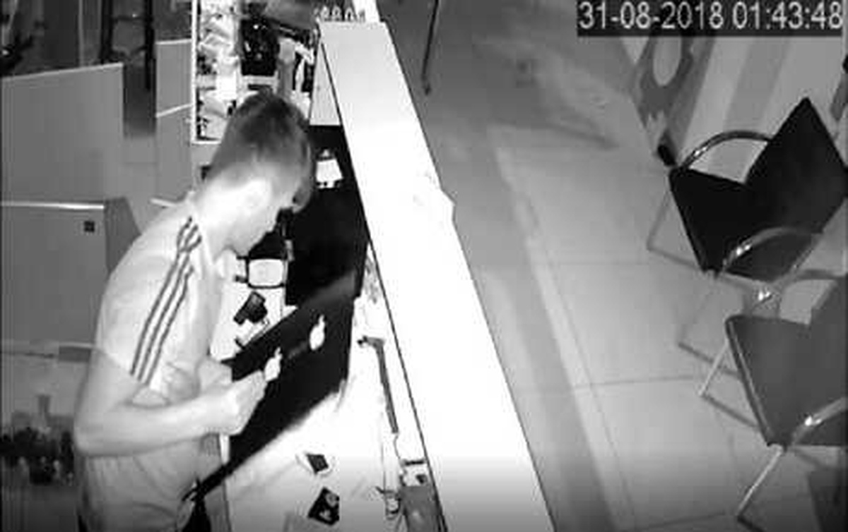 Cep Telefonu Dükkanını Soyan Hırsız, Kameradan Yakalandı