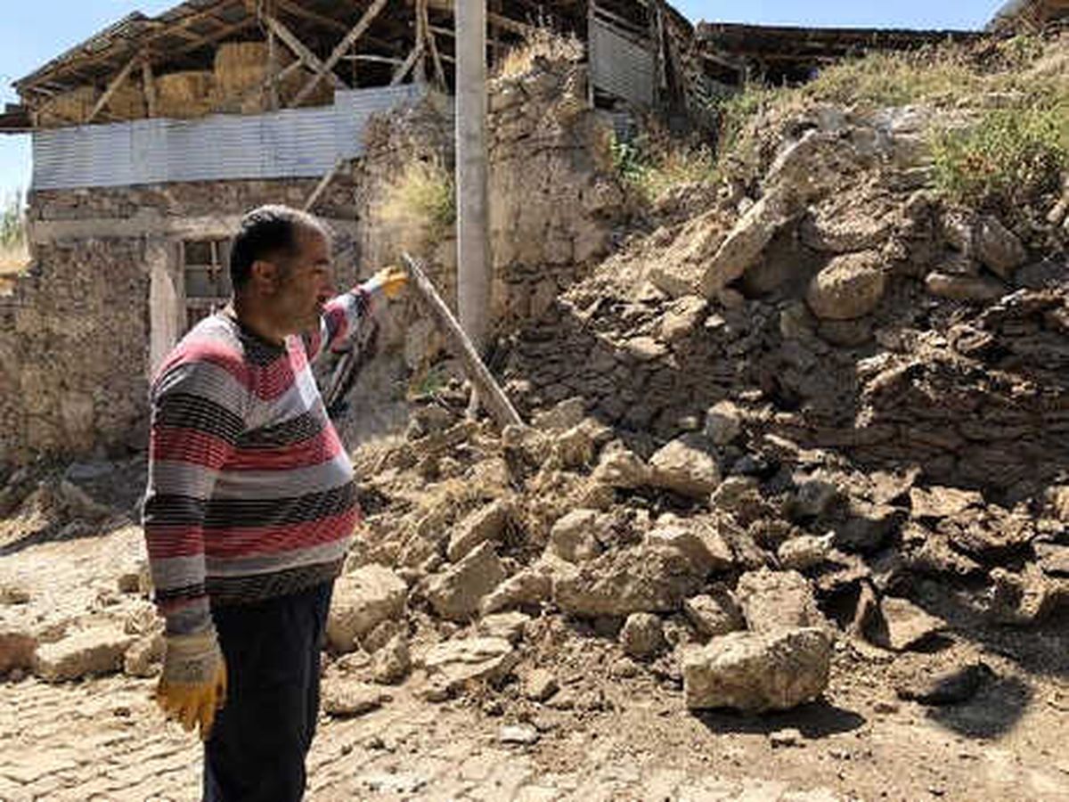 Dağdan Kopan Kaya Parçaları Korkutuyor