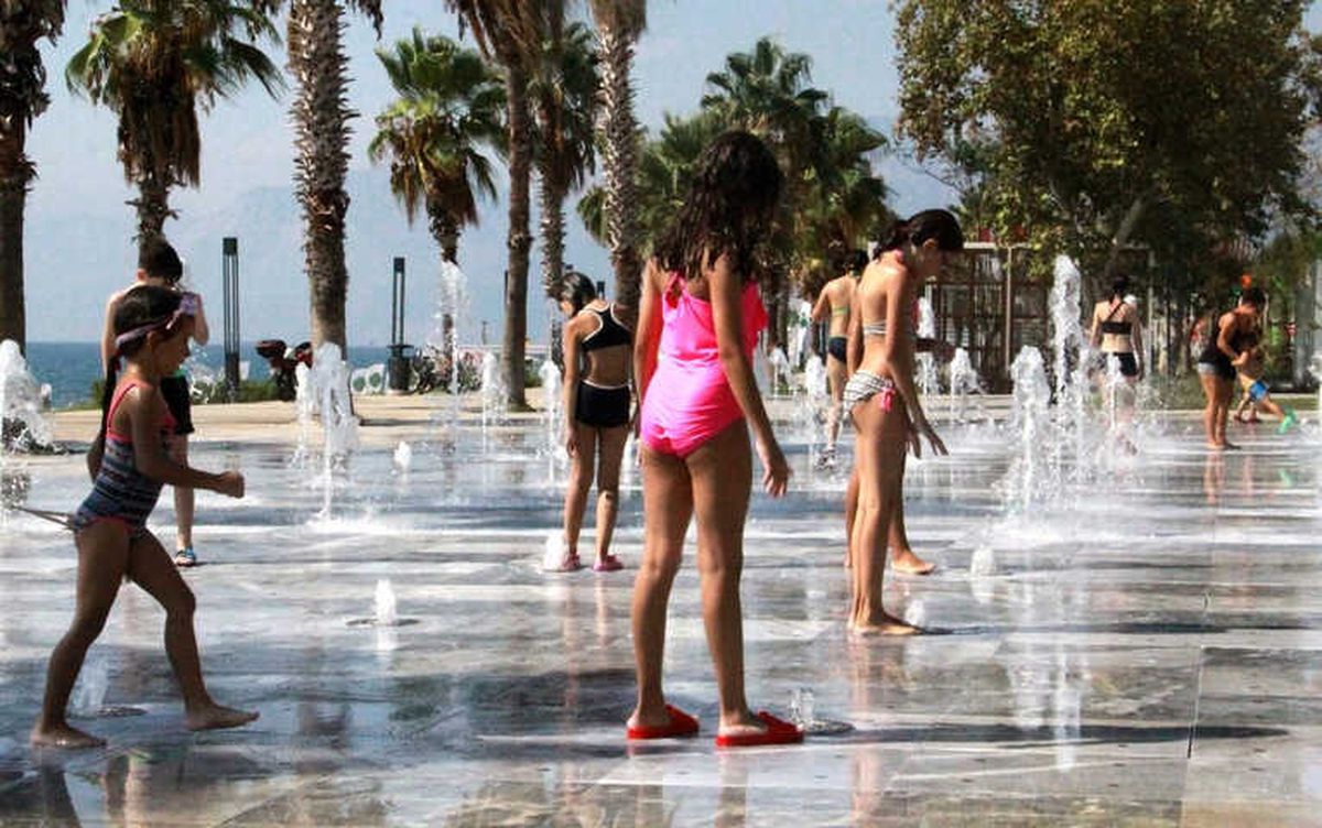 Eylül Ayında Konyaaltı\'nda Deniz Keyfi