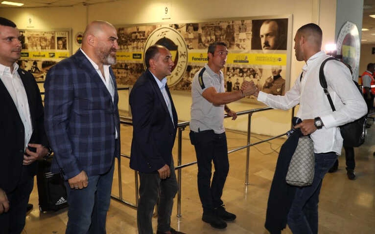 Fenerbahçe\'de Futbolcuları Ali Koç Karşıladı