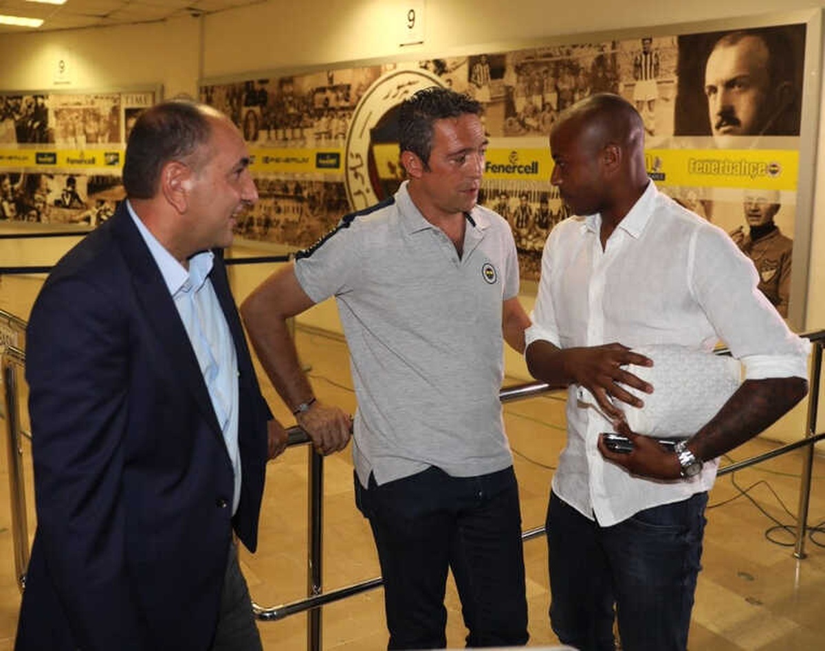 Fenerbahçe\'de Futbolcuları Ali Koç Karşıladı