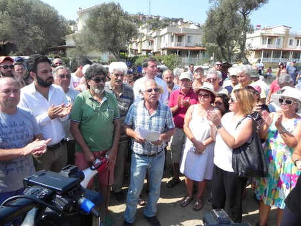 Foça\'da Denize Sızan Petrolü Temizleme Çalışmaları Sürüyor