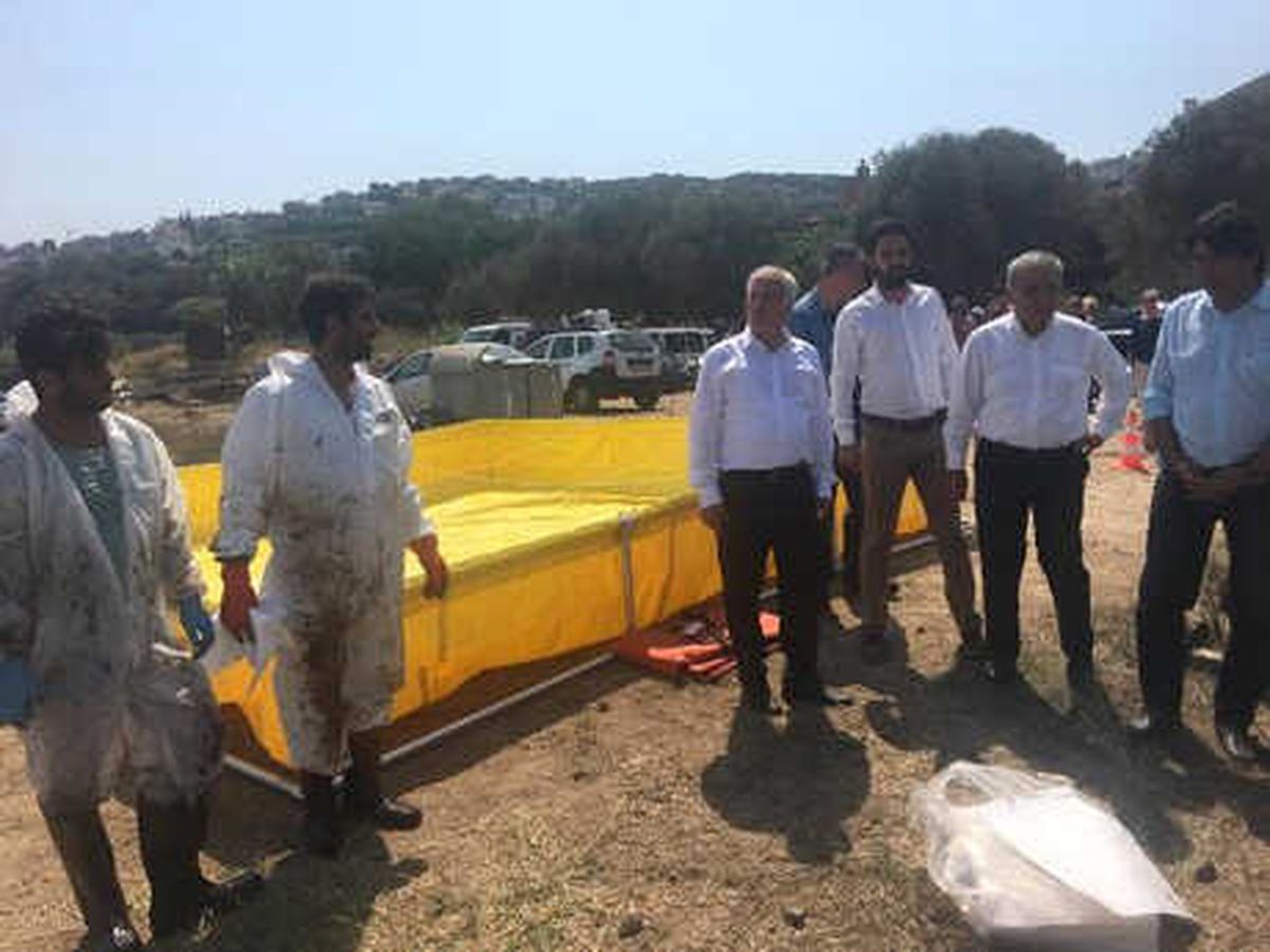 Foça\'da Denize Sızan Petrolü Temizleme Çalışmaları Sürüyor (2)