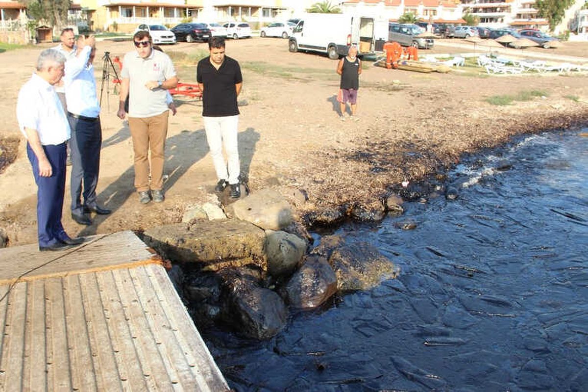 Foça\'daki Petrol Kirliliğinde Bakanlık Yetkilileri Olay Yerinde