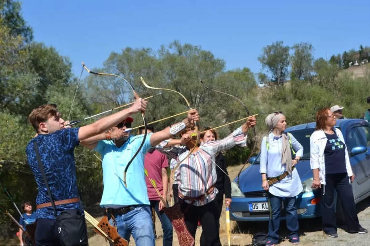 Geleneksel Okçular Üç Boyutlu Hedefleri Vurmak İçin Yarıştı