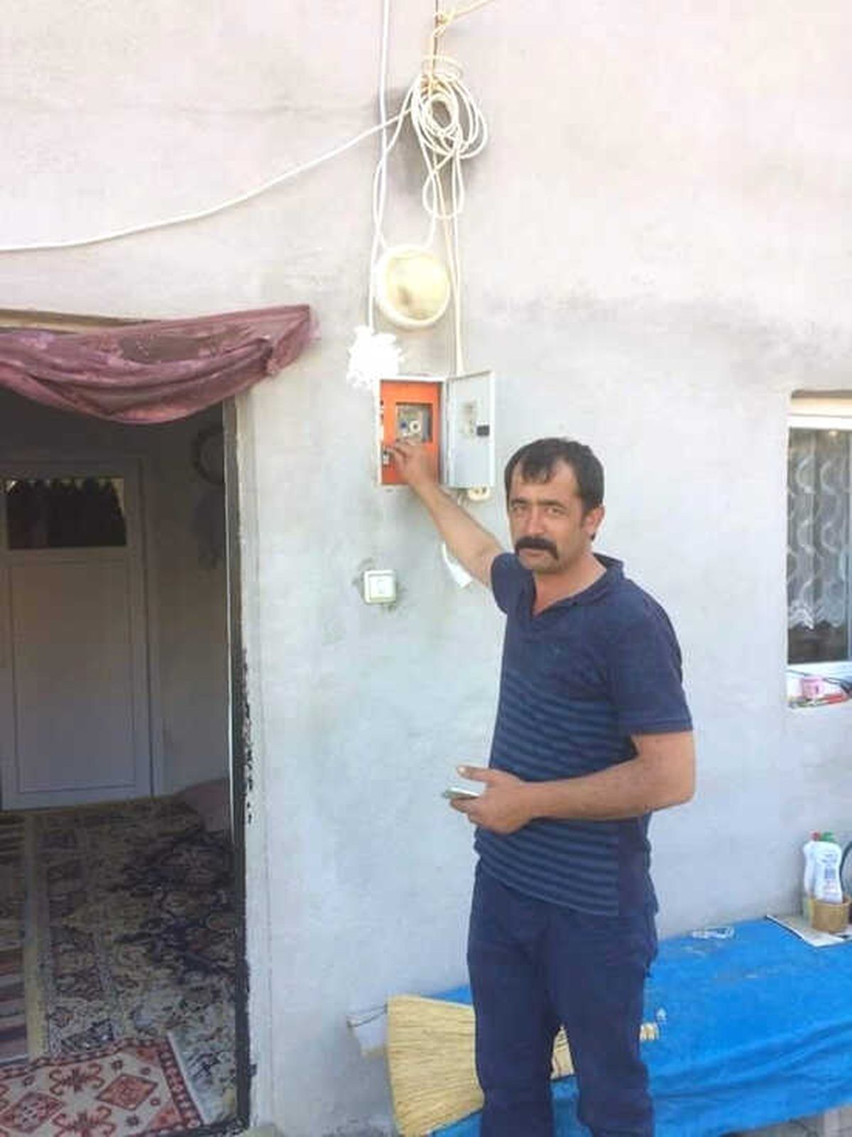 İlk Kez Elektriğe Kavuştular