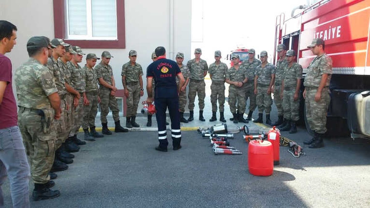 İtfaiye\'den Askerlere Yangın Söndürme Eğitimi