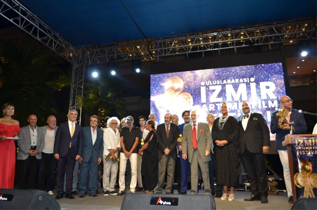 İzmir\'deki Film Festivalinin Ödül Töreninde Ünlüler Geçidi