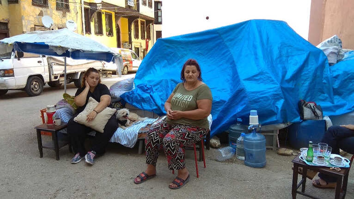 Kanser Hastası Anne ile Obaz Kızının Sokakta Yaşam Mücadelesi