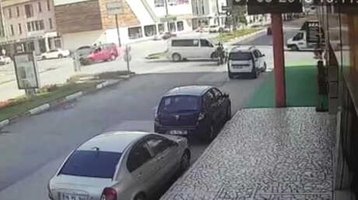 Kazada Yaralanan Gencin Oğlu Olduğunu Görünce Gözyaşlarına Boğuldu