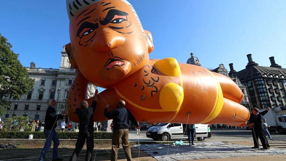 Londra Belediye Başkanı Han\'ın Bikinili Uçan Balonu Göklerde