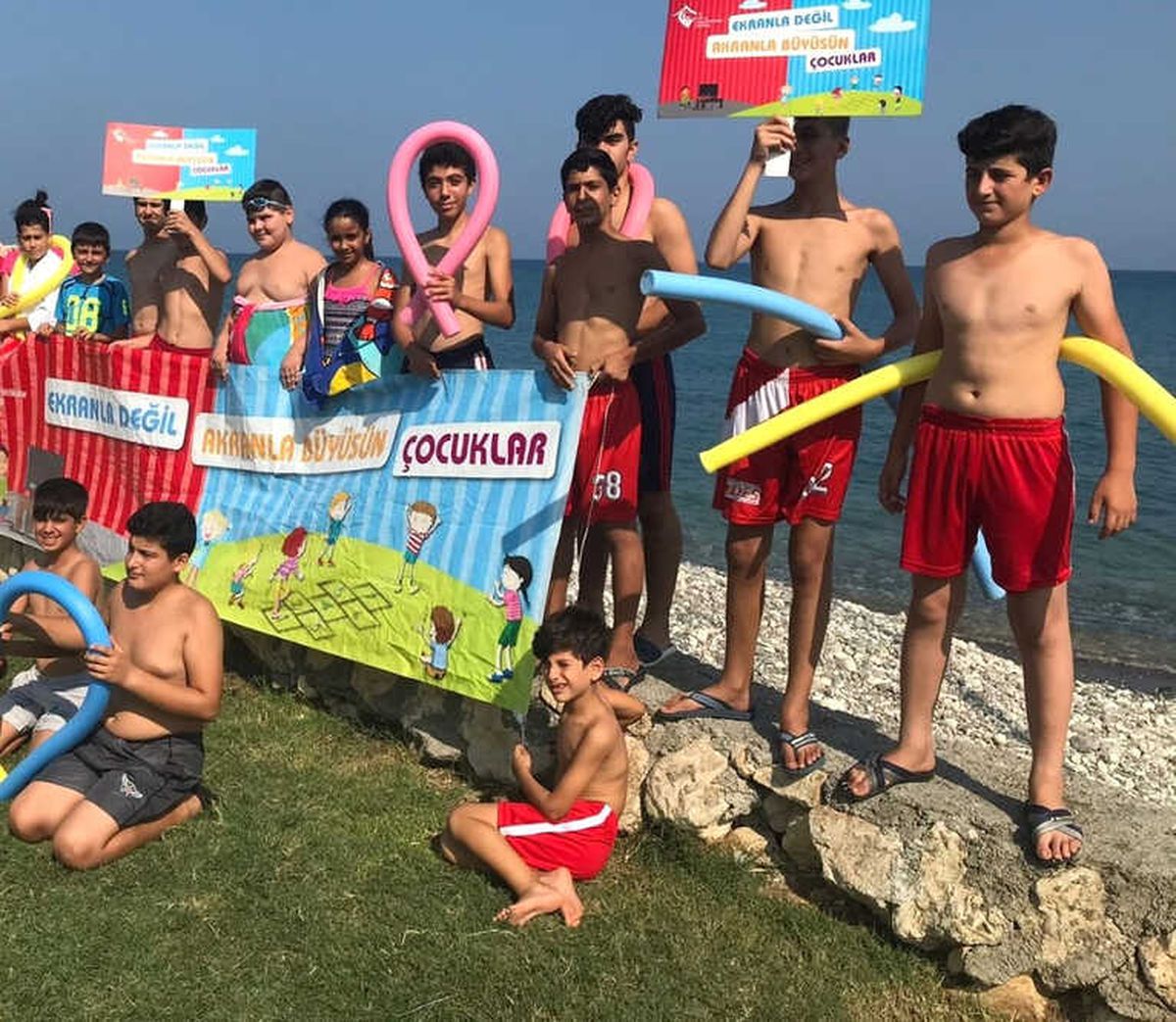 Mersin\'de Çocuklar \'Ekran\' Başlarından Yüzerek Uzaklaşıyor
