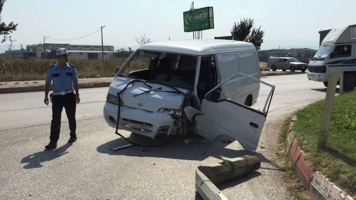 Minibüs ile Otomobil Çarpıştı: 2 Yaralı