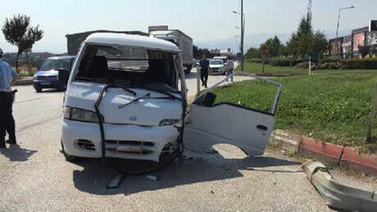 Minibüs, Otomobile Çarpıp, Aydınlatma Direğini Devirdi: 2 Yaralı