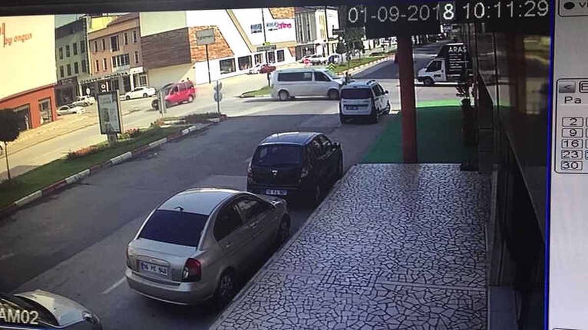 Motosiklet ile Minibüs Böyle Çarpıştı