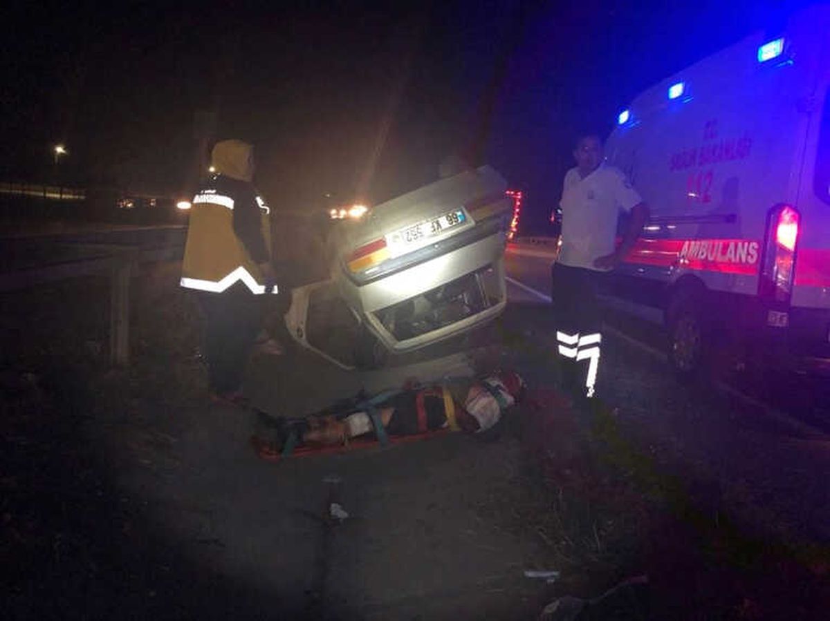 Otomobil Şarampole Devrildi: 3 Yaralı