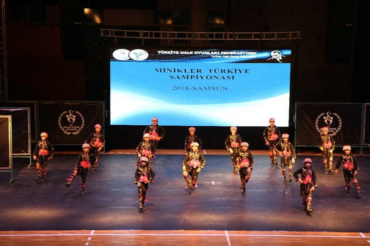 Samsun\'da "Minikler Halk Oyunları Türkiye Şampiyonası" Başladı