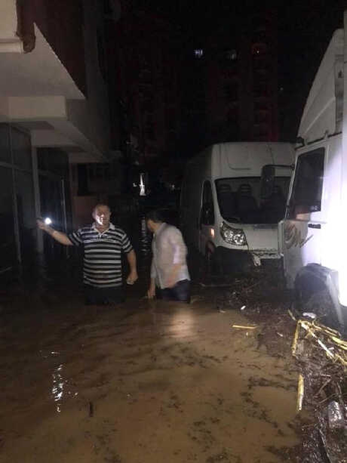 Sel Suları Çekildi, Of Balçıkla Kaplandı