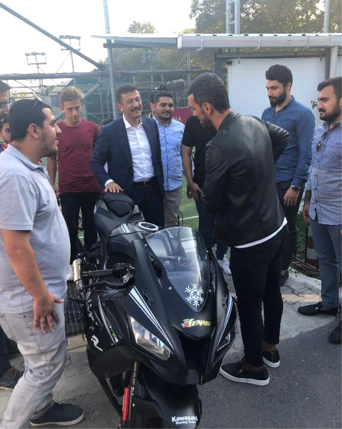 Sofuoğlu\'nun Motosikletini 10 Kişi Taşıdı