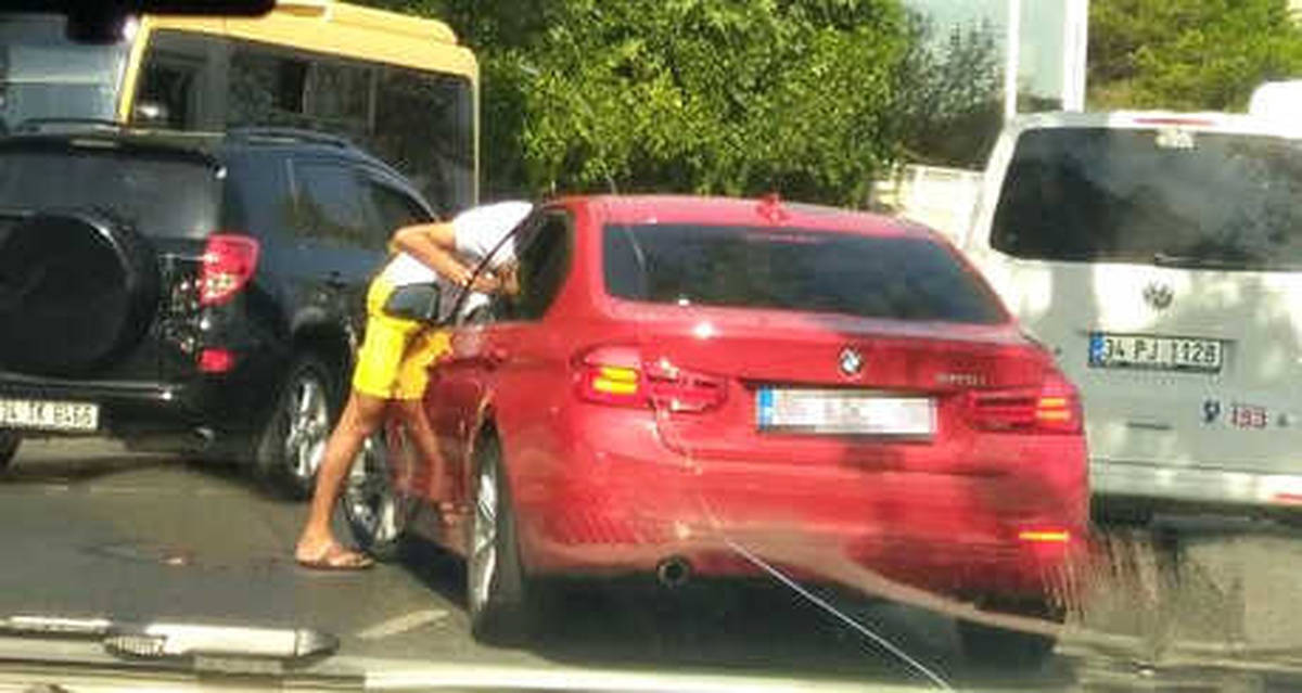 Tartıştığı Eşi Otomobilin Kapılarını Kilitleyince Az Daha Canından Oluyordu