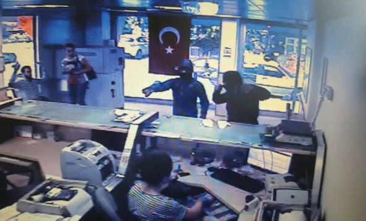 Tişört Ayrıntısı, PTT Soyguncusunu Yakalattı