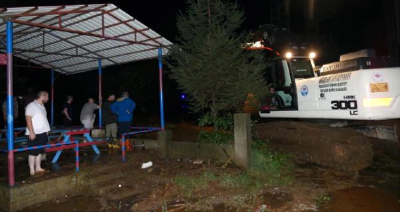Trabzon\'da Sel ve Heyelan Nedeniyle Yollar Kapandı, Mahsur Kalanlar Kurtarıldı