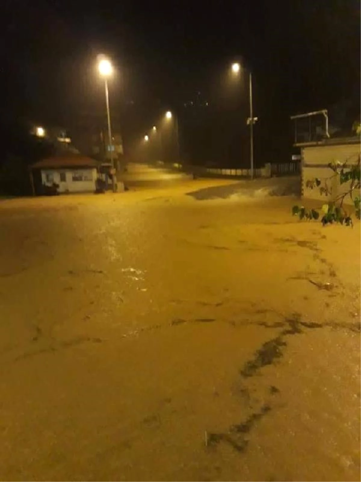 Trabzon\'da Sel ve Heyelan; Yollar Kapandı, Mahsur Kalanlar Kurtarıldı