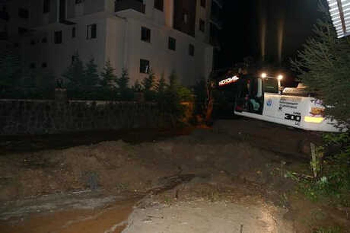 Trabzon\'da Sel ve Heyelan; Yollar Kapandı, Mahsur Kalanlar Kurtarıldı (2)