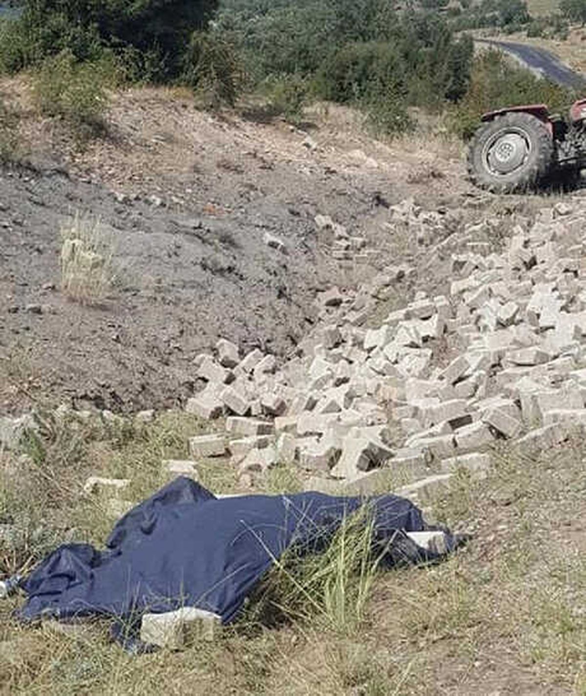 Traktör Devrildi: 1 Ölü, 1 Yaralı
