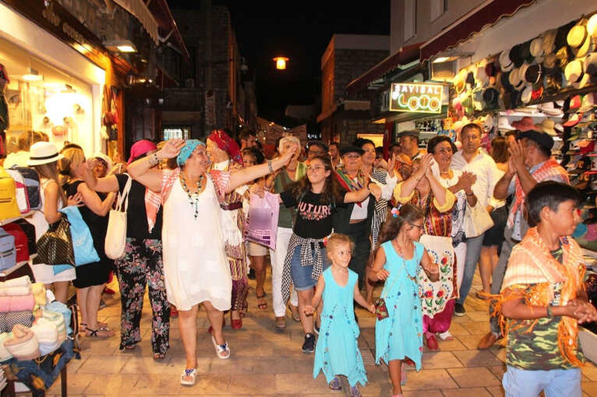 Turistler İlgiyle İzledi: Bodrum\'da Renkli Görüntüler