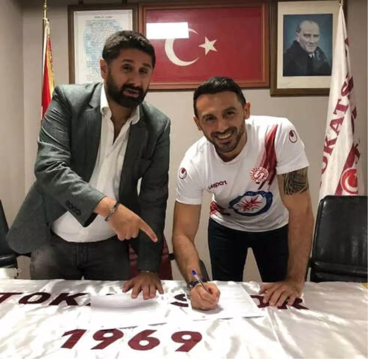 Yöneticisi Olduğu Kulüple Futbolcu Olarak İmza Attı