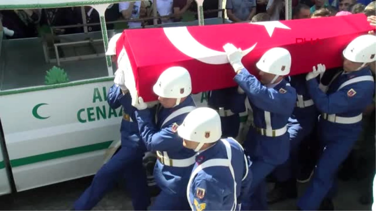 Zonguldak Şehit Jandarma Uzman Onbaşı Recep Turan\'ın Cenazesi Helallik İçin Baba Evinde-1
