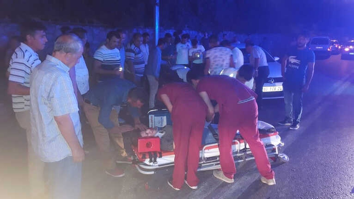 Antalya\'da Otomobil Motosiklet ile Çarpıştı: 2 Yaralı
