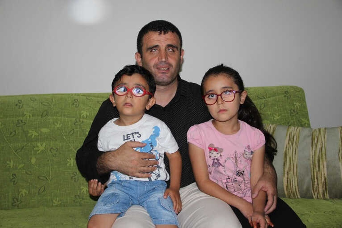 Baba, Görmeyen Gözleri ile Çocuklarının Gözü Oldu