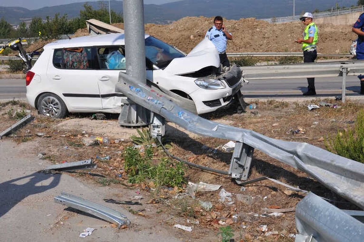 Bariyerlere Saplanan Araçta Can Pazarı