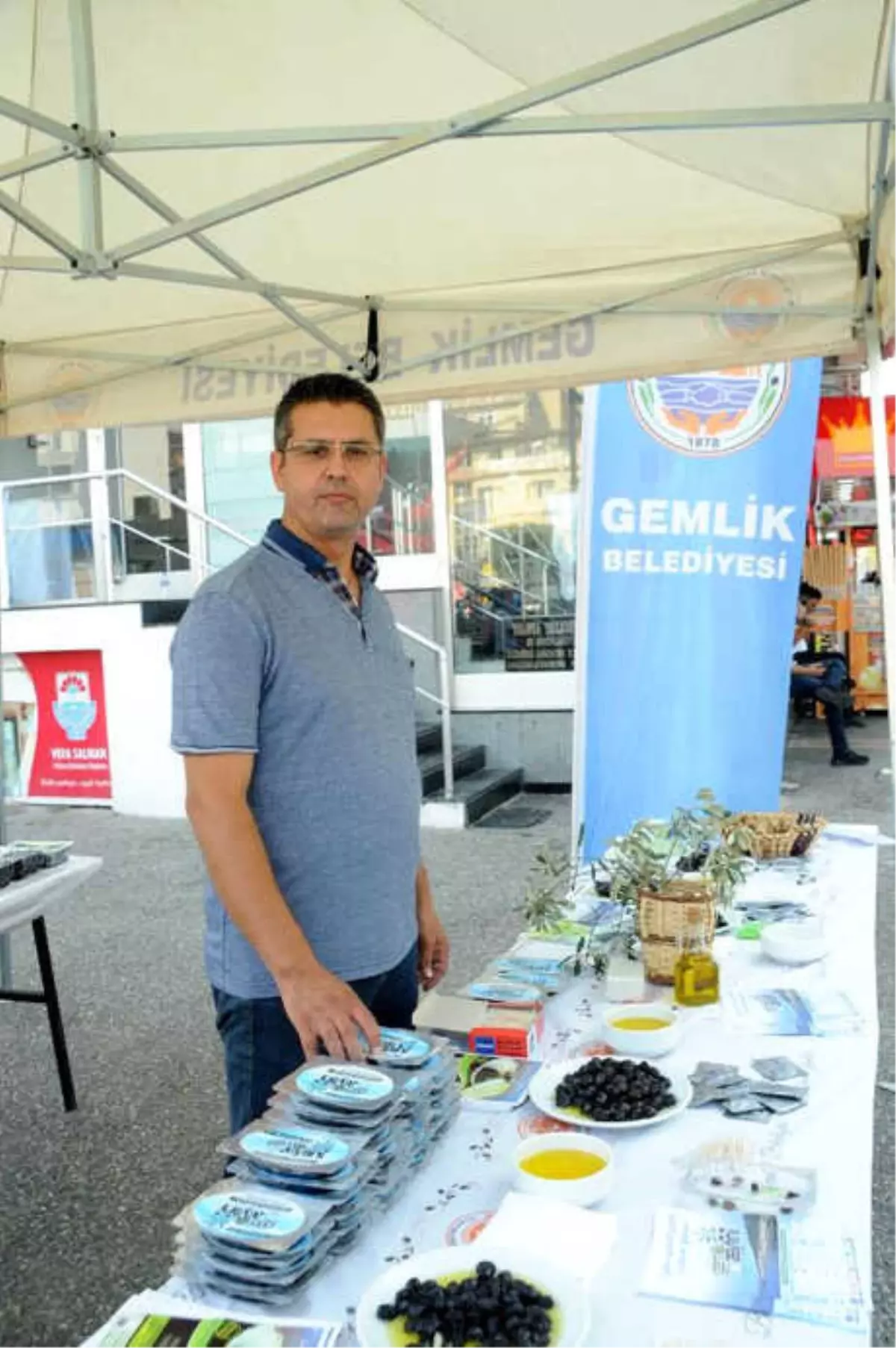 Belediye, Vatandaşa Zeytin Dağıtıp, Festivale Davet Etti