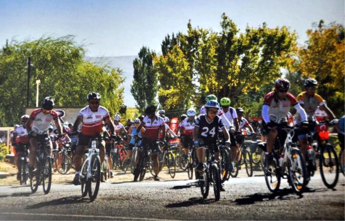 Bisiklet Festivali\'nde Şok; Ağaç ve Yön Levhalarına Çarpan Sporcu Öldü