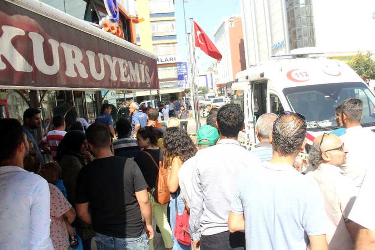 Çarşaflı Önleme Rağmen Meyve Suyu İçip Simit Yiyerek İzledi