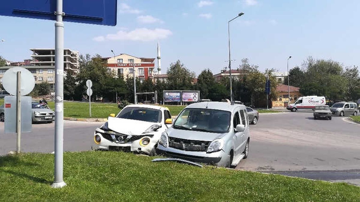 Cip ile Hafif Ticari Araç Çarpıştı: 2 Yaralı