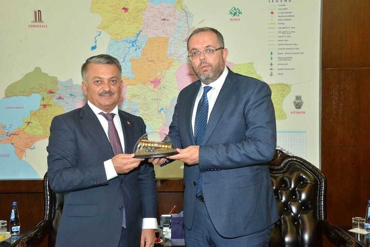 Fatih\'in Şahi Topu Maketi Vali Yazıcı\'ya Hediye Edildi