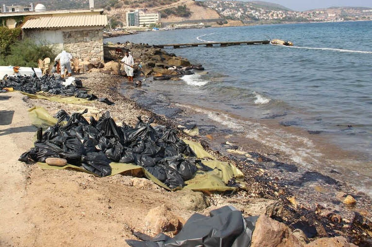 Foça\'da Deniz Yüzeyini Kaplayan Maddenin Fuel Oil Olduğu Kesinleşti