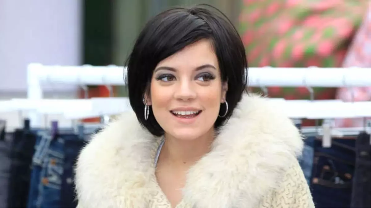 İngiliz Şarkıcı Lily Allen, Boşandıktan Sonra Para Vererek Hayat Kadınlarıyla Yattığını İtiraf Etti