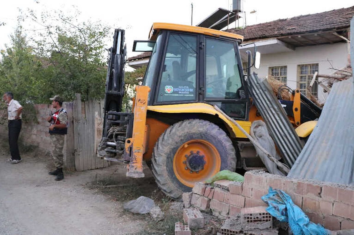 Kepçe Eve Daldı: 1 Ölü, 2 Yaralı