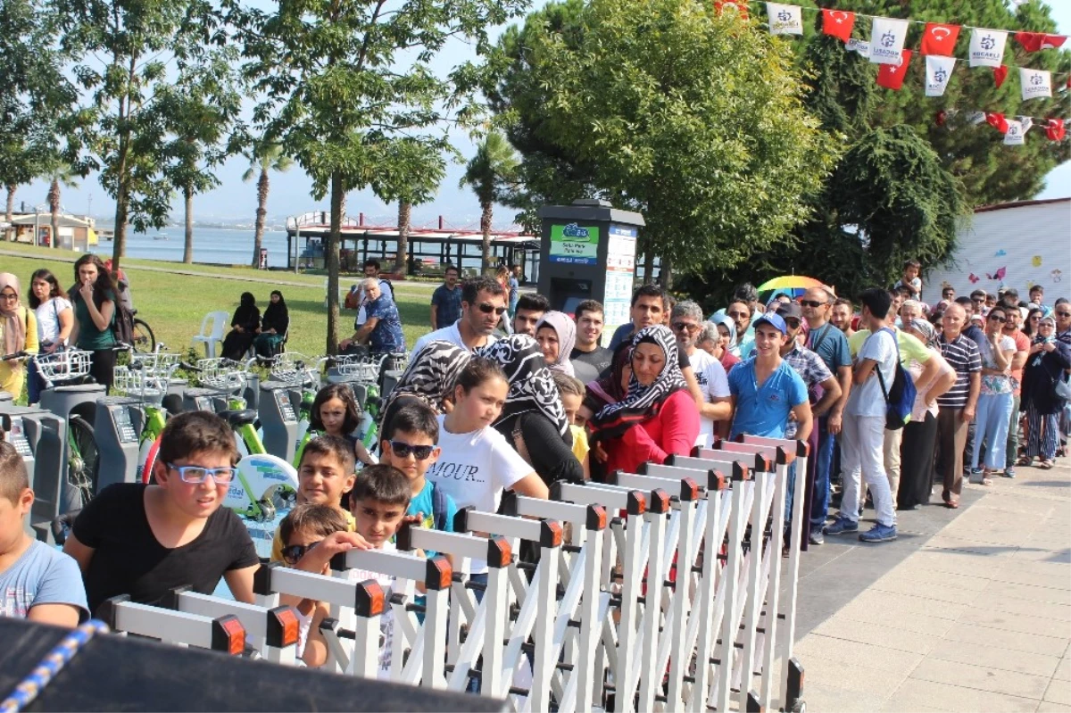 Kocaeli\'de Vatandaşlara 1 Ton Ücretsiz Maraş Dondurması Dağıtıldı