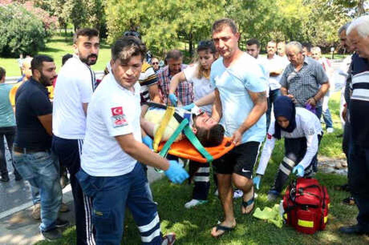 Kopan Demir Parçası Karşı Şeritten Gelen Aracın Camına Saplandı