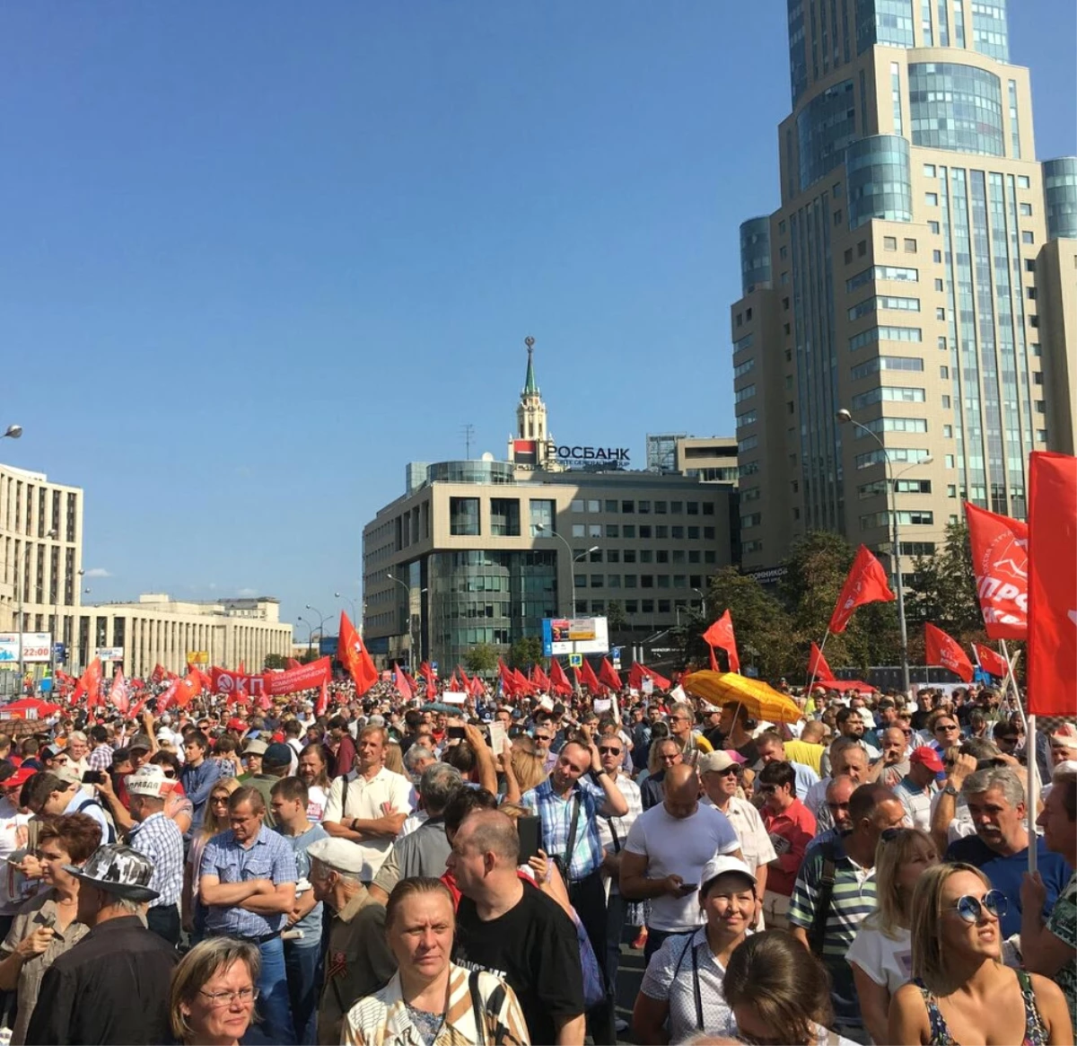 Rusya\'da Binlerce Kişi Emeklilik Reformunu Protesto Etti